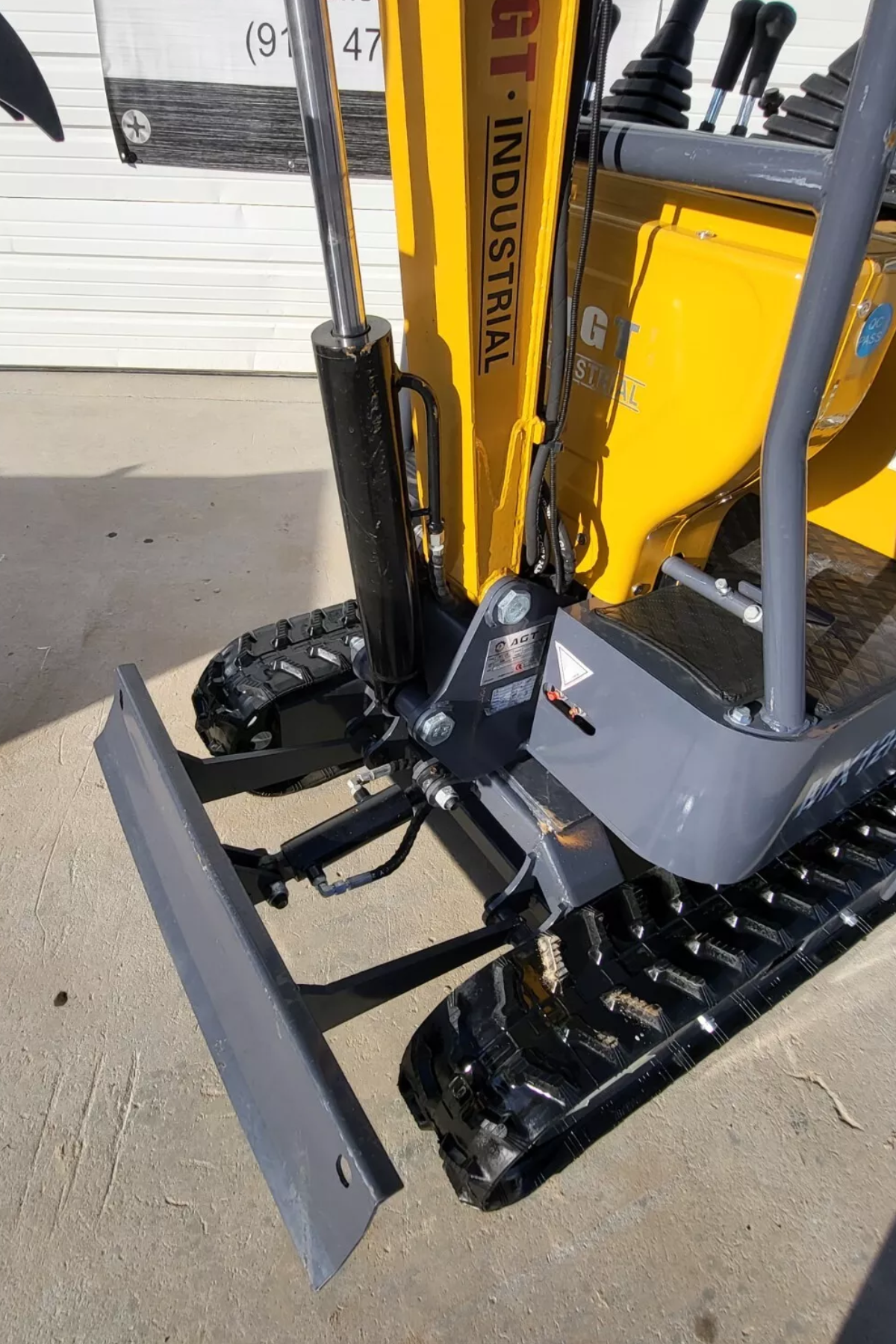 AGT MX12R 1-Ton Compact Crawler Mini Excavator, photo 7 of 9