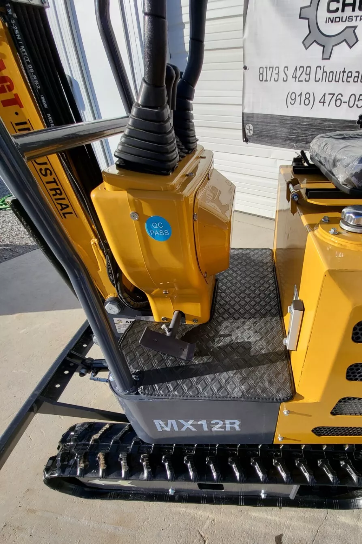 AGT MX12R 1-Ton Compact Crawler Mini Excavator, photo 8 of 9