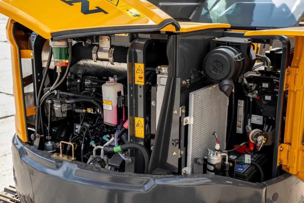 TYPHON NAGA 4.0 - 4 Ton Yanmar Diesel Mini Excavator with Steel Tracks, Enclosed A/C Cab and Zero Tail Swing, photo 7 of 11
