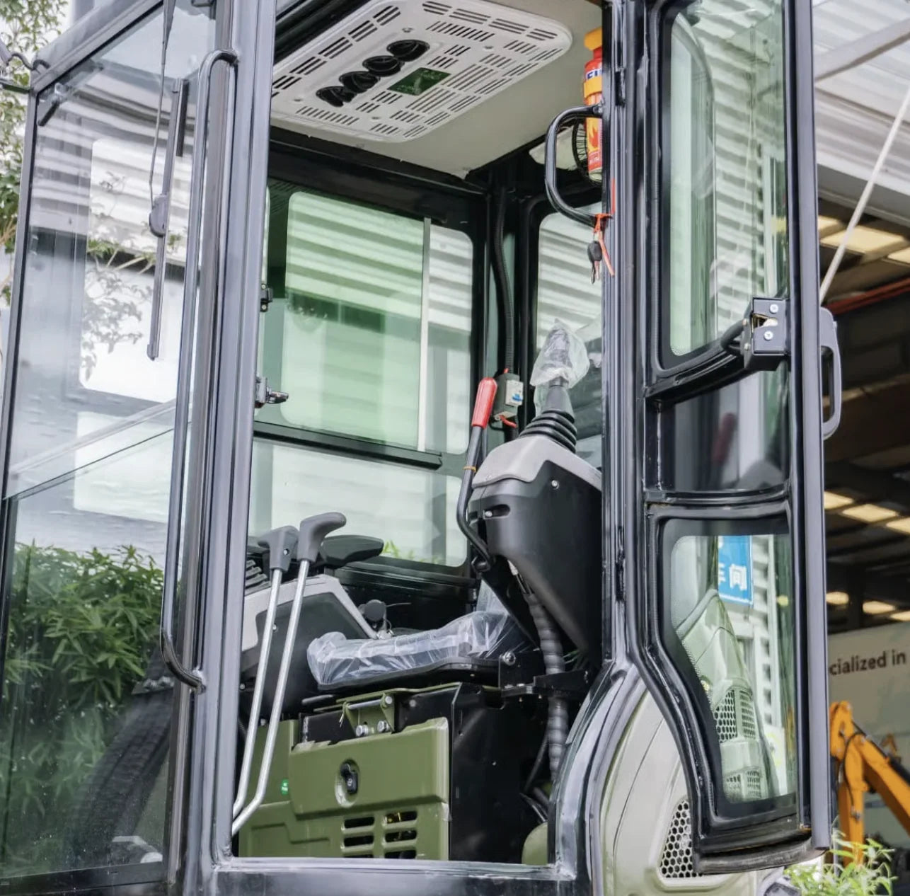 TYPHON TERROR XXV Diesel Mini Excavator 2.7 Ton, 25.1 hp Kubota D1105 Retractable Tracks, AC Cabin, photo 12 of 12